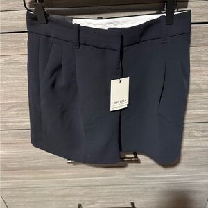 Aritzia effortless mid thigh short size 4 nwt black